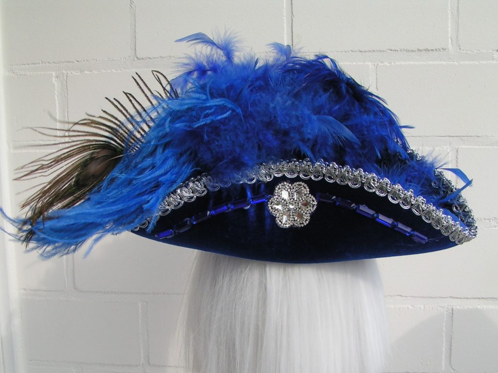 Dreispitz in blau mit Strass - stichbystich